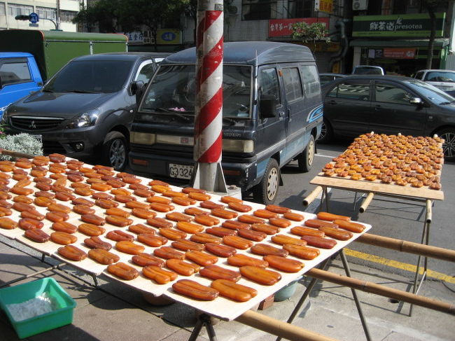 あら！？<br /><br />少し歩くと口コミに載っていたお店発見！！<br /><br /><br />この通り（七賢三路）には数軒からすみ屋があってドコのお店も店先でからすみ干してます<br /><br /><br />んー（−−）<br />でも結構交通の激しい通りだからキタナいんじゃないって思ったのは私だけ！？<br /><br />