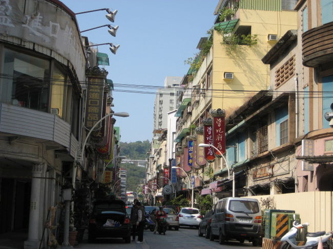 ２０１５年１月３日<br /><br />バスで　鹽埕埔　へ<br /><br /><br />ここにはからすみを売っているお店が数軒あるという口コミを見てきましたﾖ<br /><br />バスを降りてすぐのあたりは靴下、バック、アクセサリーとか売ってるお店あって早速お買い物