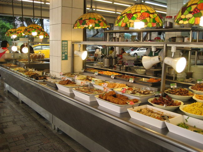 色んなお惣菜があってそこから好きなモノを選びます