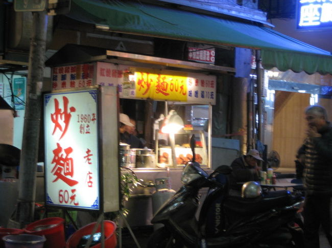 それから六合夜市に行って、夜市の外れにの　「炒麺」　の看板に惹かれて思わず入ってしまいました