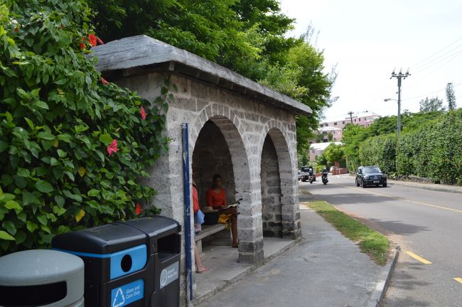 バス停。バスは結構頻繁に走っていました。