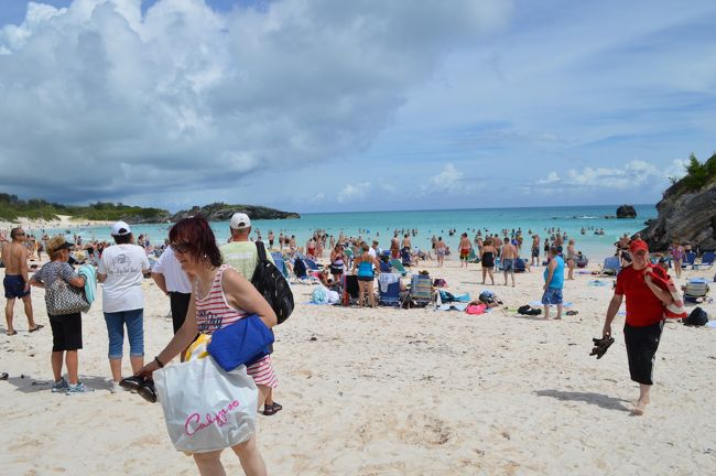 バミューダ最大の人気海岸、ピンクサンドビーチは、さすがに込み合っています。