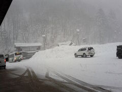 高山駅から乗り合いバスに乗って平湯温泉バスターミナルに到着。吹雪！
