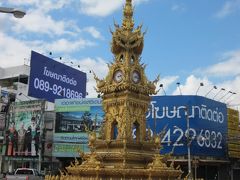 町の中心は「時計塔」、シンボルの時計塔は金ピカで眩しいほどです！…、

このエリア一体に旅行者向けの機能が色々と揃って便利です。

私ごとですが…、毎回タイで散髪をしますＴＨＢ６０でした。