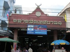 チェーンライ市場（衣料売場から）の出入口、中は薄暗くて個別の小さな商店が密集してます。
売っている物は似たり寄ったりで、価格も大差は有りません。

奥に有る食品売り場の屋台で遅い昼食、クイティアウを１杯！、ＴＨＢ３０と安くて旨いです！。