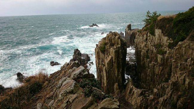 めっちゃ風があり、寒かった。時折、太陽がちらりと顔を出し、海の色がキラキラ✨。自然の美しさに感動。