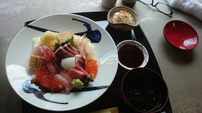 蟹にしよーと迷いましたが、大好きな海鮮丼にしました。お洒落なお店でしたよー。