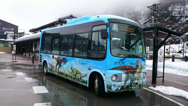 このバスで恐竜博物館へGO。