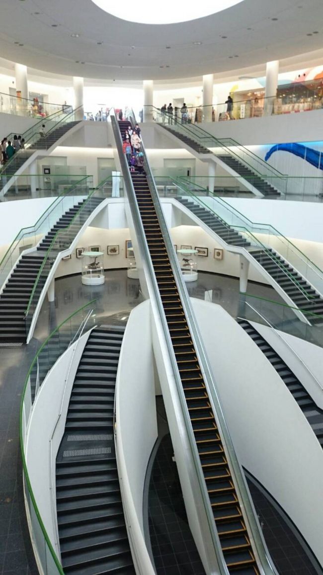 中のエスカレーターが凄い💦。