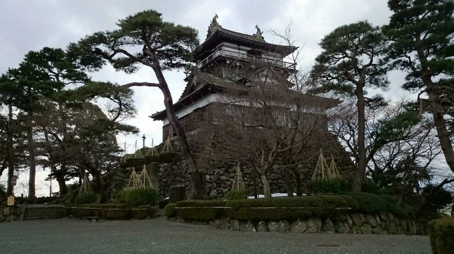 丸岡城。時折、雪が舞ってました。