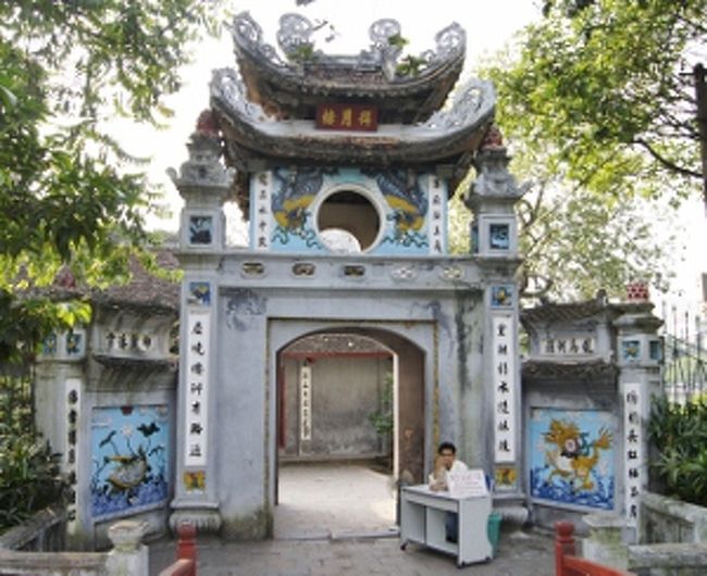 玉山祠はホアンキエム湖の畔に建っている。