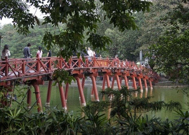 祠に通じる朱塗りの橋は観光客でいつも賑わっている。