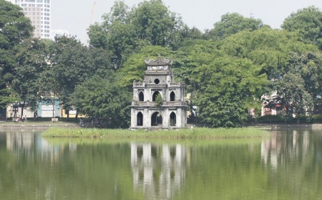 湖の前方には「亀の塔」が建っている。