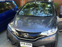 チェンマイ空港のハーツレンタカーで借りたHONDA　JAZZ
まだ４千キロちょいしか走ってない新車でした。