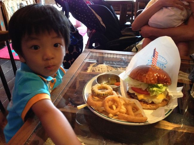 息子とパパはハンバーガーとポテト。<br />私は、タコスを３つオーダーしたら、２つしか来ませんでした。<br />２つだけだったので、と会計の時に久米仙のミニボトルをいただきました。<br /><br />昼食は、７人で６７９０円也。<br />ビール２杯を含みます。