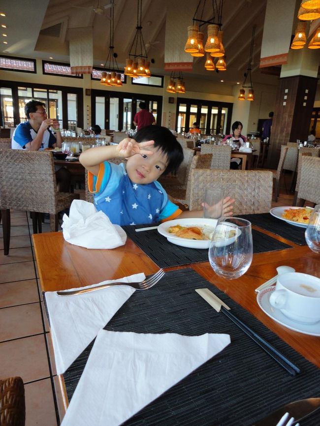 息子も朝から食べますよ〜。