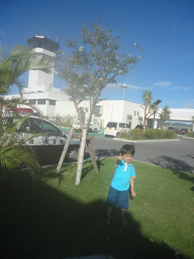 空港へ到着です。<br />後ろ手にパトカーで、すかさず敬礼する息子。。。