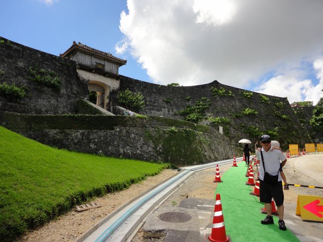 息子が途中で寝てしまい、おじいちゃまがおんぶすることに…。<br />