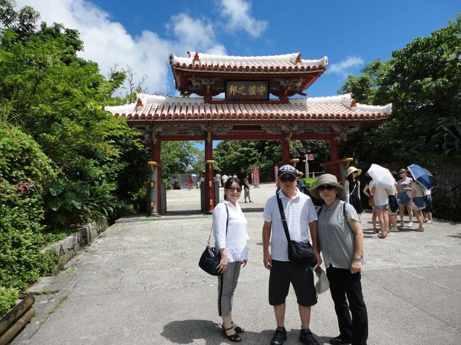 こちらは首里城へ来たなら撮影必須のスポット。<br />私は以前にも来たことがあるし、むしろ見たいところではないのでお留守番。