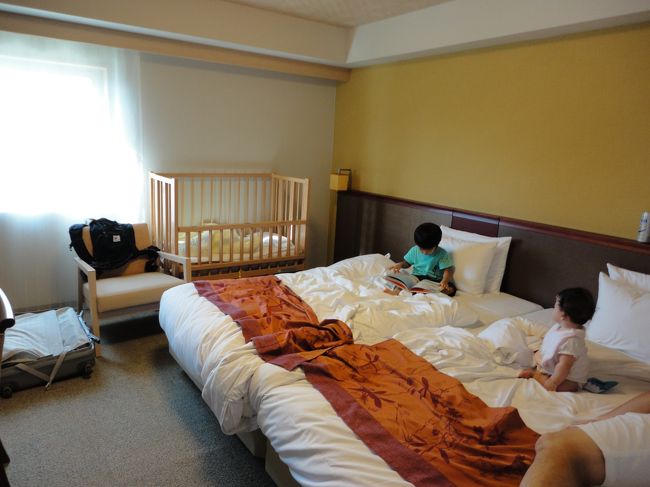 こちらが、パパ・私・息子・娘の部屋です。<br /><br />こちらだけ、３部屋とりました。<br />・義母・義父<br />・母<br />・パパ・私・息子・娘<br />です。<br /><br />そろそろ両親も自由になりたいですよね。<br />