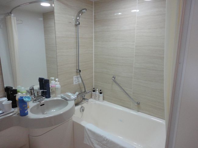 こちらがトイレ・お風呂です。<br /><br />夕食後、一人同級生と久しぶりに再会したパパが、完全に酔っ払ってお風呂に埋もれていました。<br />