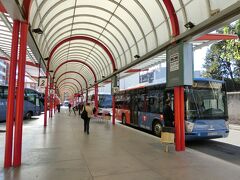 【フィゲラス】
バスは運よく貸切で他にお客様なし。
運転士さんにダリ？と聞かれたので、RENFEの駅まで行きたいと告げ、チケットを購入。
ダリ劇場美術館はインフォメーションで聞いたところ、３つ目のPl. del Solで降りればバス6分+徒歩6分程度とのことで結構近い。

でバスは、貸切なので通常と違う道に入りショートカットし駅前のバスターミナルへ直行。Via Emporitana〜Col-legi通りを経由しあっという間に駅についた。
写真は駅前のバスターミナル

Estacio AVE12:42--TEISA BUS--Figueres12:57(act.12:50)