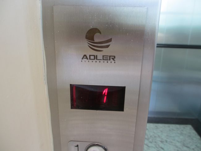 ３０分後に救出されるも<br />　レストラン関係者からは大迷惑な扱いを受ける<br /><br />ブラジル製のエレベータは信用度ゼロ