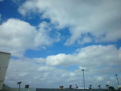11:48
空港到着後、トヨタレンタリースのマイクロバスで那覇空港営業所へ向かいます。
沖縄は晴れていました(^^)