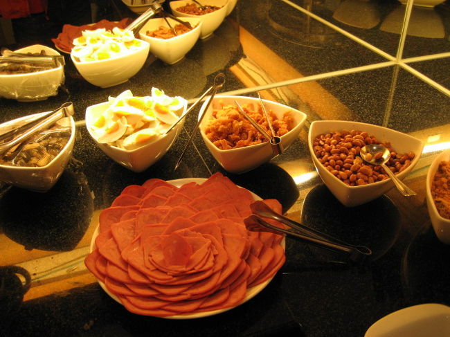 ホテルの朝のバイキング<br /><br />こーやってみるとエエ感じだけど実際は全然ダメ（　−−）<br /><br />買って来て大正解！！<br />買って来た湯包と焼餅とホテルのお粥さんで朝食<br /><br /><br />