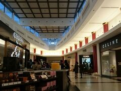 道路が混雑していて、
Tギャラリアまで40分程かかって到着です。

デュラメールで、クリームと化粧品購入。
1割ほどお安く買えました。
RMKなどは、成田空港などと一緒で
28%安くなっている様子です。

中国人や韓国人客が目立ちます。


