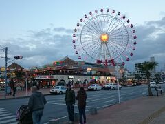 初めて
アメリカンビレッジに来ました。
DFSから30分程の場所にあります。
18時前なのにこの明るさです。

この日の気温は
最高18℃最低15℃でしたが、
この時間でも
トレーナー1枚で過ごしている方が多かったです。



