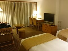 30分程かかって、
ルネッサンスリゾートオキナワへ到着。

ロータリーに行くと、
車を預かってくれました。

2日目以降は自分で停めるのですが、
駐車場が少し離れているのと、
中央分離帯がある通りに面しているので、
少々不便に感じました。

部屋は広くて、清潔感があります。
角部屋でしたので、静かでした。