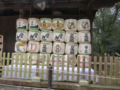 春日大社の駐車場に車を停めて、二の鳥居の方へ向かいます。
（駐車料金は、１日１０００円です）

春日大社の二の鳥居の近くには、酒樽がいっぱいありました。