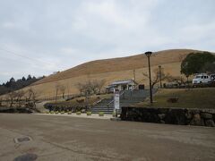 人が全くいない若草山・・・

実は、この時期は閉山されてるんです(^_-)-☆