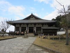 そのまま、てくてくと三月堂（法華堂）の前を通って・・・