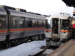 飛騨高山駅に到着

列車が連結されるところが見たかったんやけど、お迎えの車が来ているので断念して・・