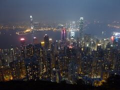 遊歩道を10分ほどあるくと、こんな光景が広がります。
香港の夜景の写真はほとんどこのポイントで撮影されているそうです。