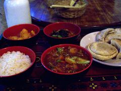 20:00
レストラン「ウッツェ」にてチベット料理セットというのを頂きました。
配膳や器の見た目は日本の食事みたい。

＜メニュー＞
白米（インディカ米なのでパサパサ）
ギャコク（春雨、野菜のスープ、通常鍋でくるがお椀で一人分）、
モモ（「揚げるのがチベット風。具はボリュームがあり）
おかず（ジャガイモの炒め物と野菜の漬物）