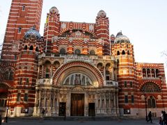 ウェストミンスター大聖堂は、1893年に建てられたロンドンでは珍しいネオ・ビザンティン様式の建築物だ。

ファザーﾄﾞの円形のアーチ、ドーム、石目塗りの漆喰の外壁、煉瓦積みとモザイク装飾が施された外装は、重厚で存在感がある。

