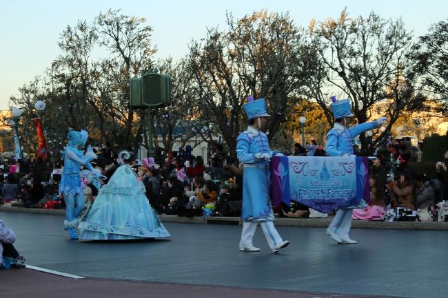 パレード　開始直前にキャストさんが、本日は通過のみでフロート<br />停止しません〜　とのご案内が・・・<br />もっと早く言ってくださいよ〜<br /><br />風も強かったし、ギリギリまで決まらなかったんですかね・・・<br />パレードルート正面は停止してましたが〜<br />