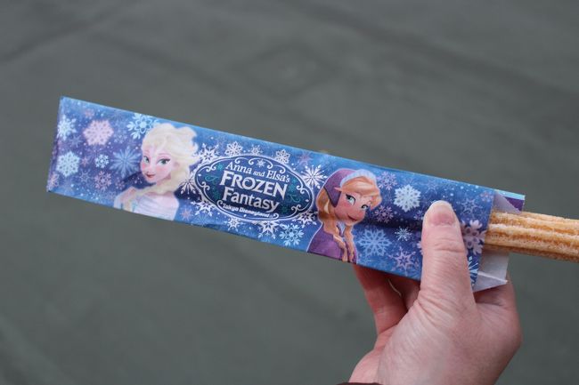 パレードの後はワンスアポンアタイム（アナ雪バージョン）<br />の抽選に行きましたが、案の定　はずれ・・・　なかなか当たりませんね〜<br /><br />寒いし風はあるし、今日はツイてないな〜との事で、チュロス食べて退散することに・・・<br />チュロスの袋もアナ雪バージョンなってました。