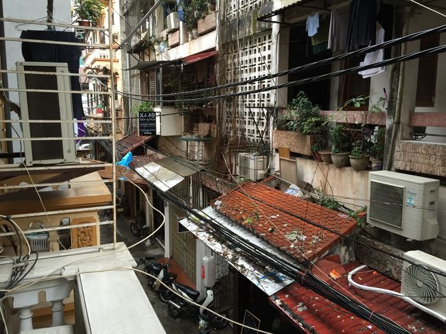 部屋からの眺め。サイトにシティビューとあったが、確かに（笑）。<br />昨日に引き続き今日も冷たい雨、雨、雨。台北とか広州、香港ってこの時期いつも冷たい雨が降っている印象だが、ハノイもそのエリアなようだ。