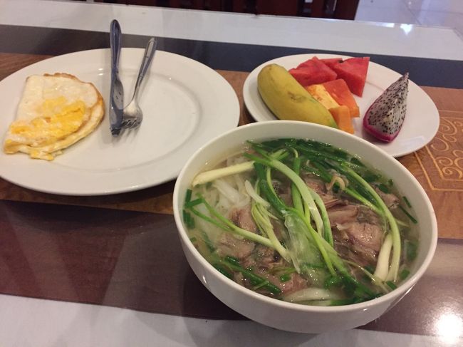 宿の無料の朝食はオムレツとパンとフルーツジュースだったので、パンをパスし有料USD2のフォーをつけた。全般にイマイチ