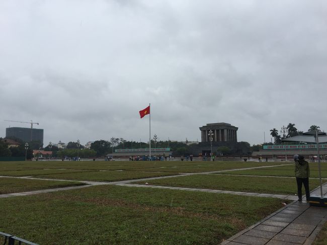 雨強かったのでタクシーでホーチミン廟に向かう。 