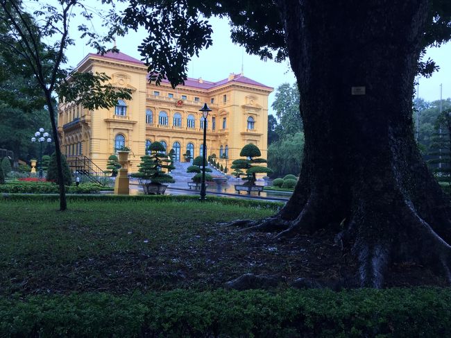 廟の反対側にホーチミンが執務したゆかりのエリアが有り、入場料20,000ドン。元植民地総督の官邸は外観のみ公開。社会科見学っぽい学生の一団に紛れてしまったら、延々解説をしている最中離れられず…