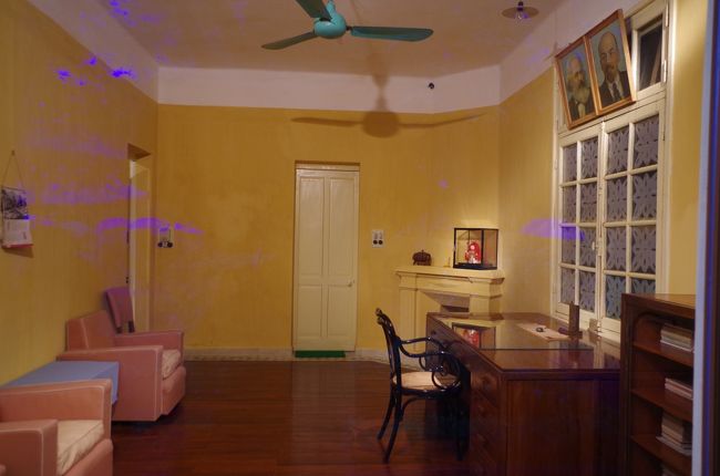 執務室が保存。掲げられているマルクス、レーニンの肖像画がいい味出しています。