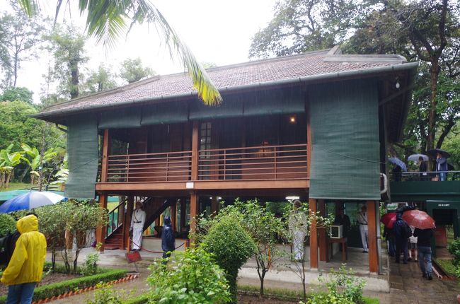 庭園の先に兵士が警護する高床式の家が。<br />ここでホーチミンが寝泊まりしていたそうな。