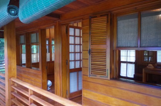 実際死ぬまで権力を手放さなかった他の共産圏の指導者と違い、権限も役職も移譲してはいた点は偉いと思います。