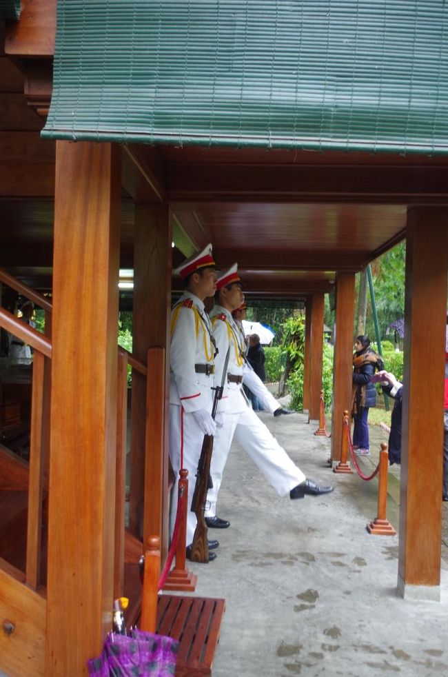 「粗末な」とされている家を不動の護衛が守っている様子は滑稽ではありました。丁度交代の儀式に当たりました。