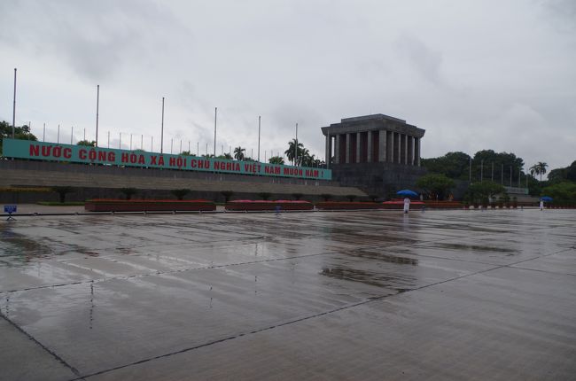 広場の向かって右側で降ろされたので廟に向かったのだが何かバリアされていると思ったら兵士に反対側に回れと合図される。ち、そっち側で降ろしてくれればよかったのに。でもそこでは停めちゃいけないのかもしれないが。<br /><br />軍事パレードを行うことを想定してスタンドが設置してあるのは、他の共産圏と同じ。レーニン廟もそうだけど、なぜ故人が眠る建物の上にお偉いさんが集まって敬礼するのかは、センスとしてあまり理解できないけど...